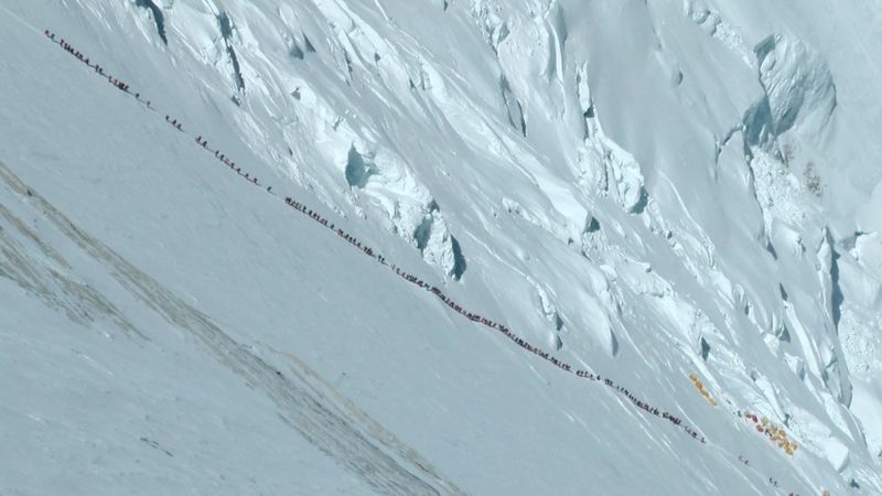 2012年社交网站上热传的照片显示，等候冲顶珠峰的人流排成长队。拍照片的是德国资深登山者杜季莫维茨博士，照片被放到网上后，一时引起热议。