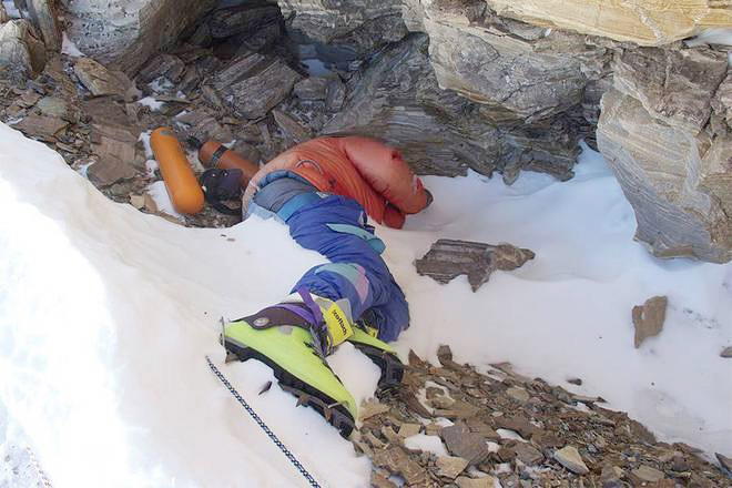 一位名叫泽旺·帕尔乔的印度登山者（后来被称为“绿靴子”）的死亡可能是珠峰上最着名的死亡事件。帕尔乔因他死时穿的霓虹色装备而得名，自1996年以来，他一直被冻在这座山的东北山脊上，即使在四分之一个世纪之后，它仍然是一个令人毛骨悚然的地标。