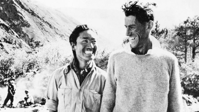 1953年5月29日，丹增·诺盖和埃德蒙·希拉里登顶珠峰后不久拍摄的照片。两人是最早成功攀登珠穆朗玛峰峰顶的人。