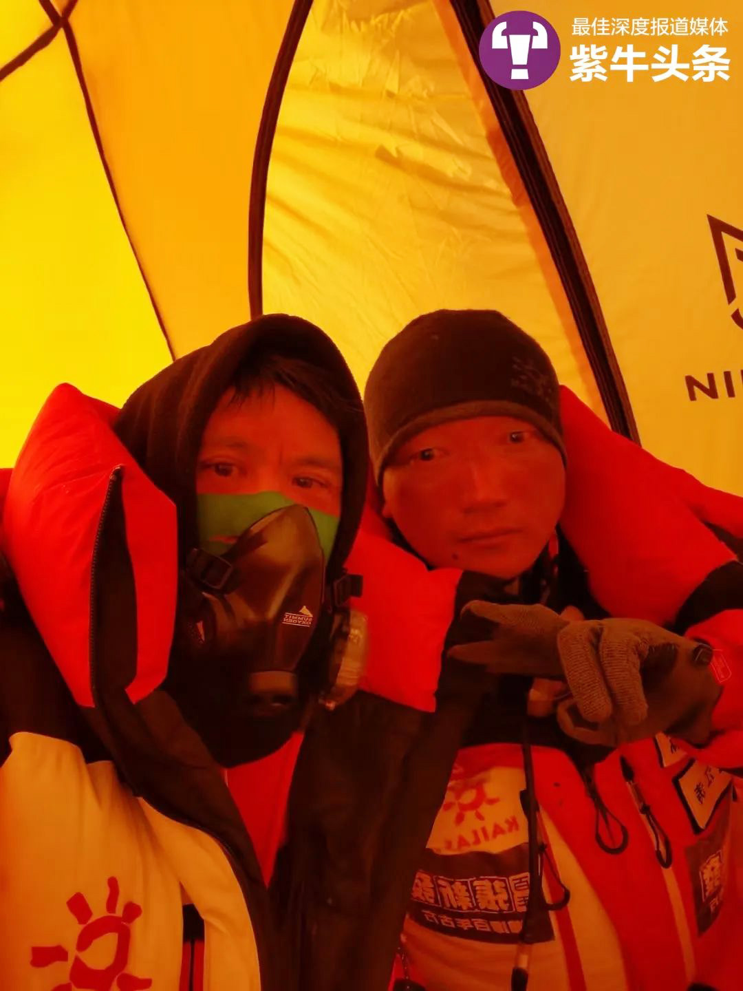 谢如祥（左）和范江涛完成救援后，在帐篷里合影。