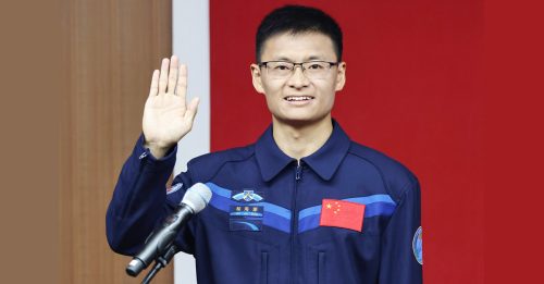 戴眼镜也能上太空！37岁桂海潮成中国首位