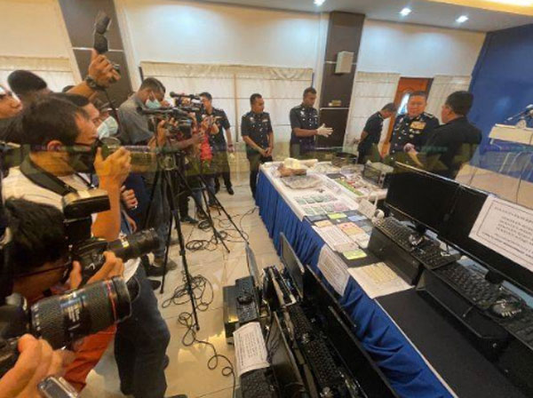 许国振（右2）召开记者会，宣布警方破获毒品案、线上赌博中心及马电讯电缆失窃案。