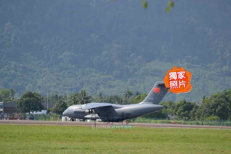 抵达浮罗交怡国际机场的“运-20”运输机。