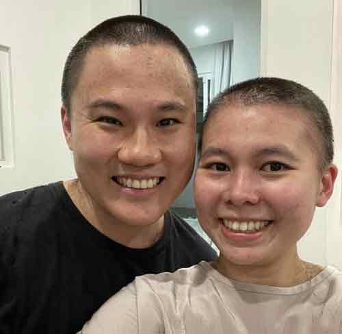 为陪妻子抗癌，丈夫姚文健当年也一同剃光头。（取自Instagram）

