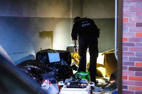 德国执法人员和警犬在黑帮位于哈根的车库。（法新社）

