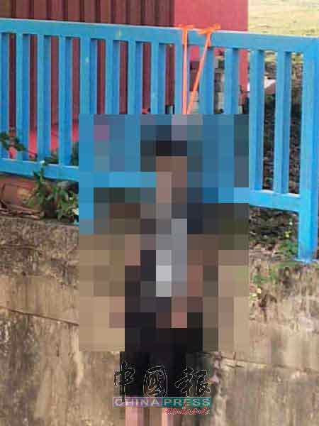 马口中学园河边发现一具华裔男尸，脖子上缠着绳索，吊在河边的栏杆上。