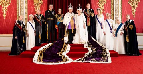 ◤英王加冕◢白金汉宫发官方肖像 英王室大合照不见哈里
