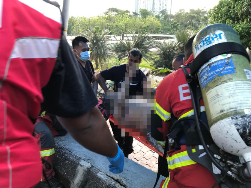 消拯员用担架将伤者抬上救护车后送医治疗。
