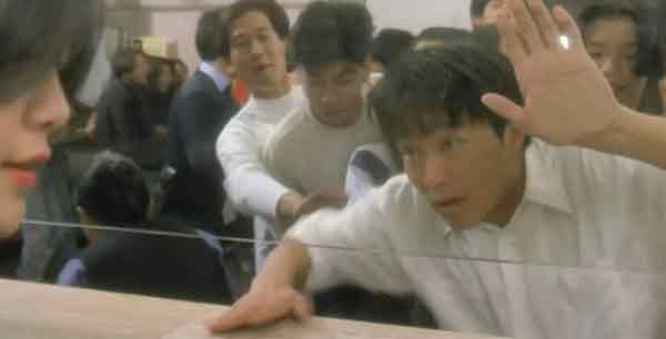 周星驰在1994年电影《破坏之王》里，搭帐蓬排队买张学友演唱会票。（电影截图）

