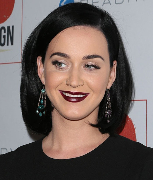 13岁就想穿鼻环的Katy Perry透露，小时候曾拿别针尝试自行打洞，没想到却就此留下伤疤。