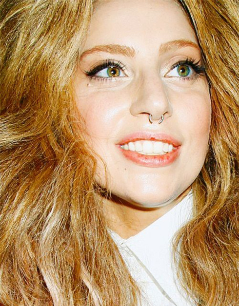 鼻环女神Lady Gaga，各式各样鼻环出现在她的脸上都合理，没为什么，因为她是女神卡卡。其实，鼻环直径挑选小一点的尺寸，就比较不会被说像牛啦！