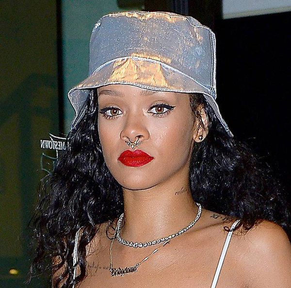 Rihanna垂坠式的鼻环和人中线条的结合，也太美了吧！