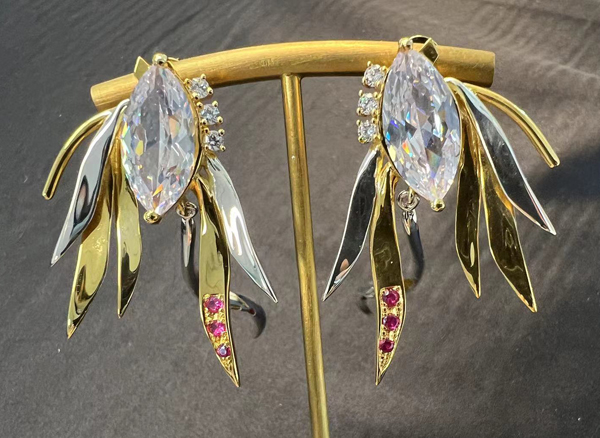 以凤凰为灵感，具有翅膀般的设计，凤凰尾巴的颜色，也被用作珠宝设计的点缀。