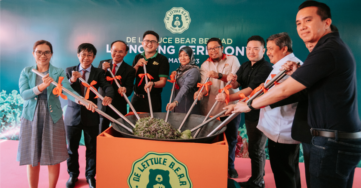 陈家壮（左4起）、艾如阿斯米扎、安华大伟和吕保来进行蔬菜捞生仪式，推介全新蔬菜产品系列。
