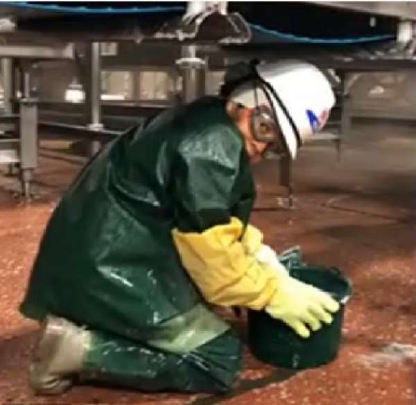一名童工在内布拉斯加州格兰德岛一家屠宰厂JBS的碎牛肉间工作。

