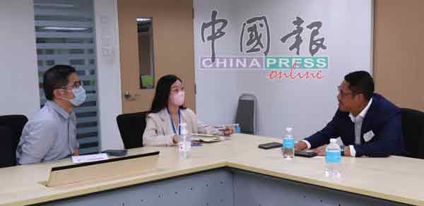 阿末法依扎侃侃而谈国盟的中庸理念；左起为本报副执行总编辑杨家俊及记者郑琼薇。
