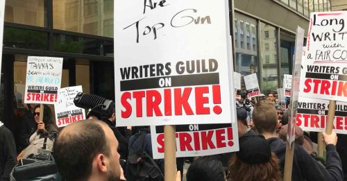 好莱坞编剧集体罢工 上千上街要求公平薪资
