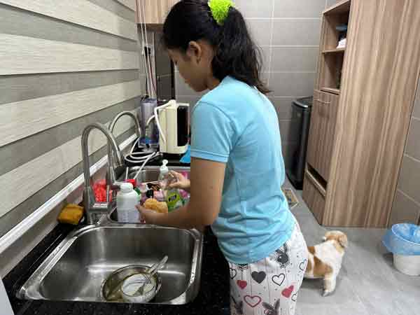 女佣偶尔也会与家中的毛小孩玩乐。