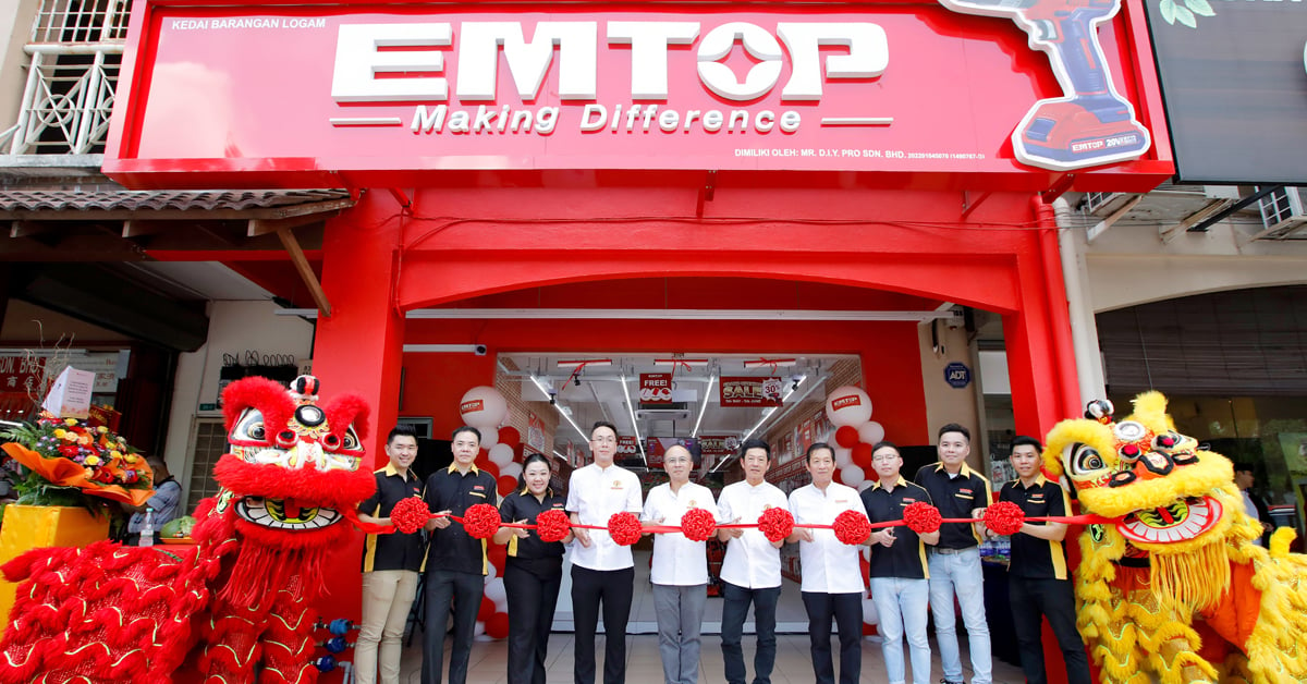 EMTOP首家门店举行开张剪彩仪式，剪彩嘉宾左4及左5分别为MR D.I.Y.营销董事吴斌晖和执行长王萃仁。