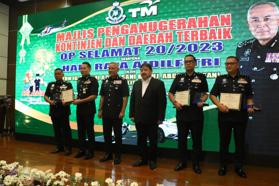 阿克里沙尼（左3）颁发“安全行动20”最佳警察州属奖状给柔佛、吉隆坡及吉兰丹警察总部代表后，在台上合照留影。