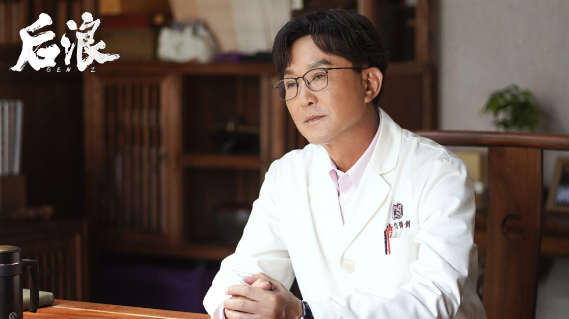 任新正是一名传授中医的医生兼导师，带领一票学生学习中医之路。