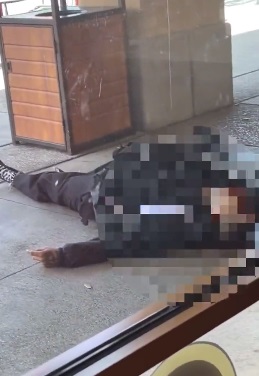 网络视频显示枪手被击毙，他当时全副武装。