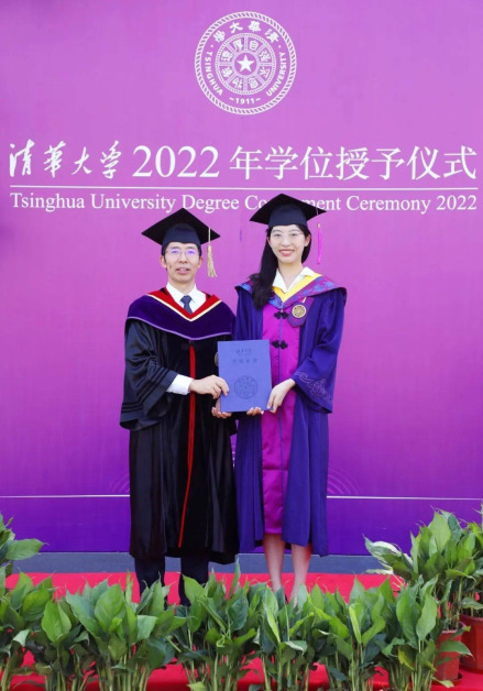 洪昊昀参加清华大学2022年学位授予仪式。