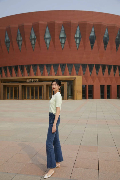 洪昊昀在新清华学堂前。