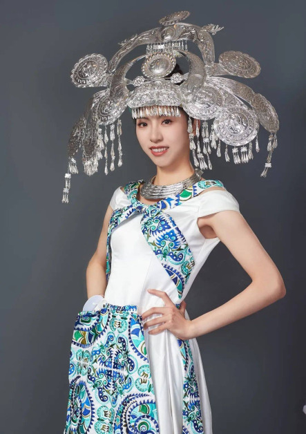 参加世界小姐比赛中，洪昊昀身着民族服饰。