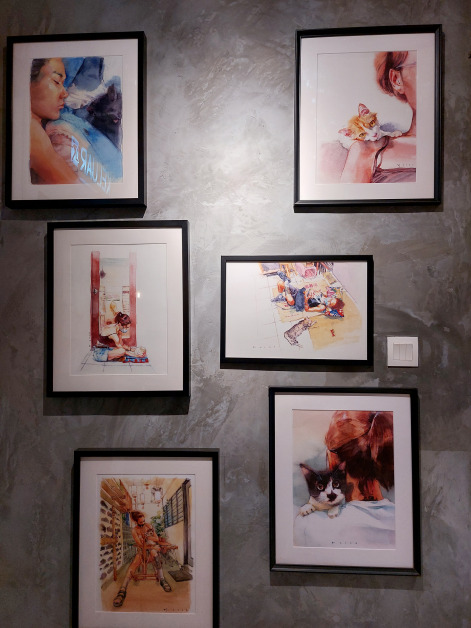 ▲六艺咖啡馆墙上挂着老板与猫的水彩画是画家友人的作品。