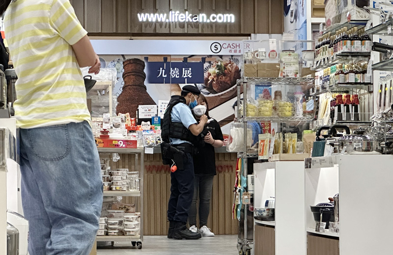 穿军装警员向店员查问。