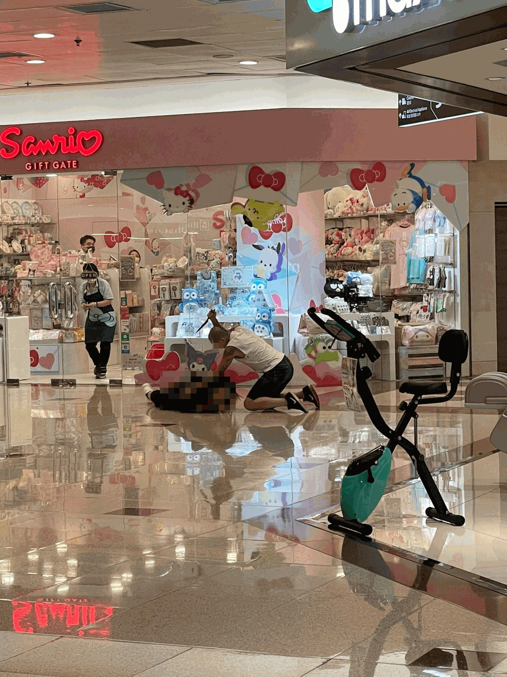 男子将女子按在地上，之后持利刀狂捅。