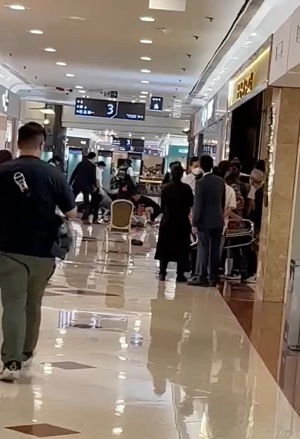 有男途人替伤者进行急救。（网上图片）