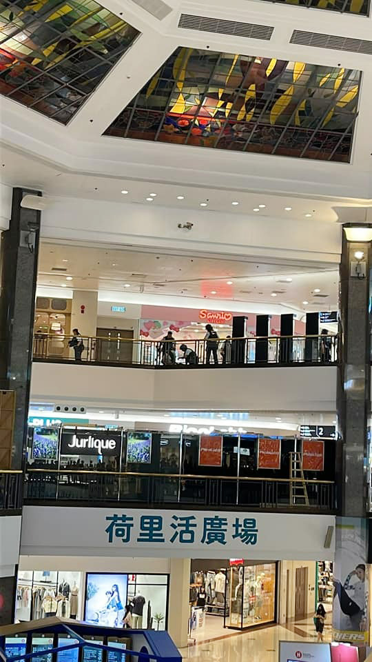 施袭者遭警方当场制服。