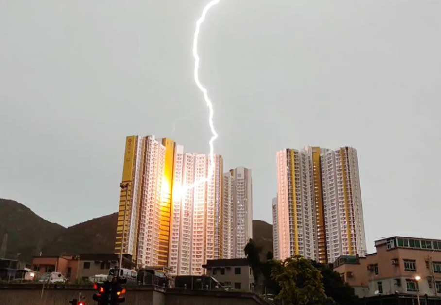 香港一处民宅被闪电击中，路人拍下惊险瞬间。