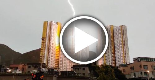 香港闪电逾1.2万次 大厦遭雷击爆火花