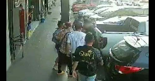 男子疑遭尋仇 娛樂中心外遭7男女圍毆