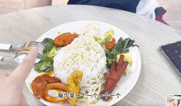 韩国男子共拿了11道不同的菜肴，老板娘收取12令吉。（截图取自金小怡小红书）