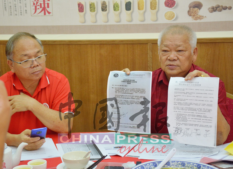 张生（右）联同张轩腾召开记者会，针对马张总会现任理事会面对的指责，公开澄清。