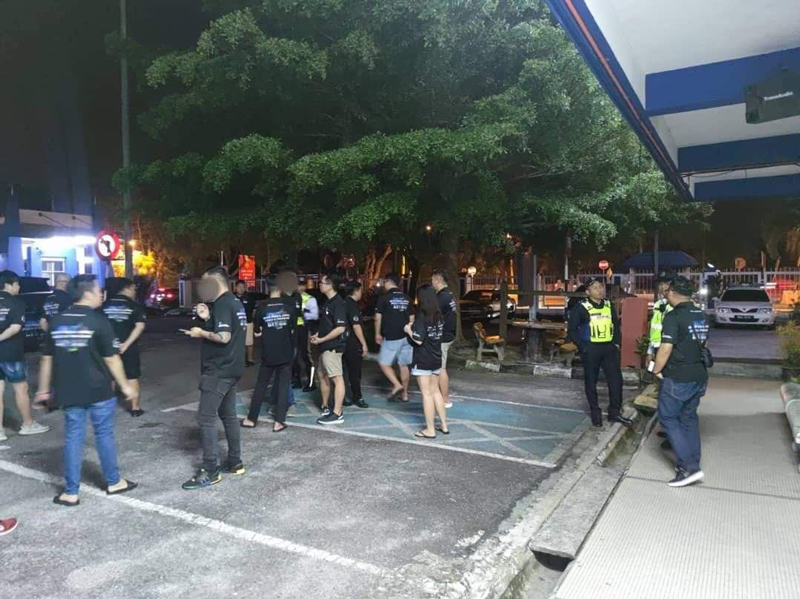 约12名宝马司机因涉嫌阻碍交通和车牌违令，被开出16张罚单。