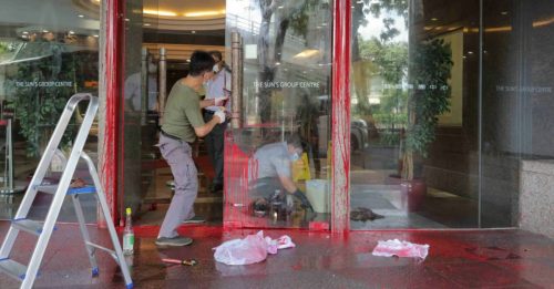 比亚迪香港4店面 遭泼漆或撞坏闸门