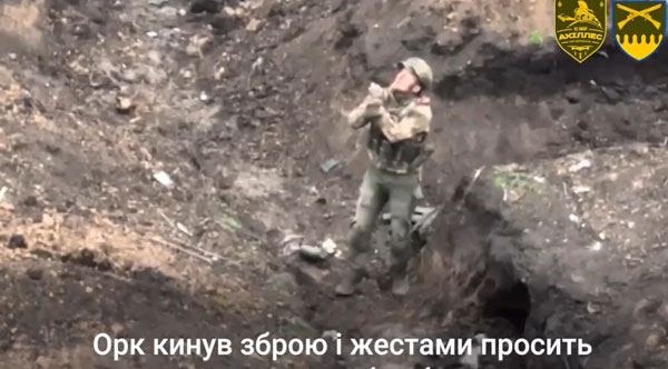 2023年5月，一名俄罗斯士兵向乌军无人机示意投降，希望对方不要轰炸