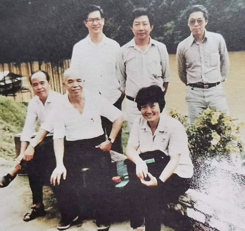 莫泰熙（站者右）和已故华教斗士陆庭谕（坐者中）于1980年代，与董总一行人到东海岸巡访。（取自“林连玉基金会”网页）