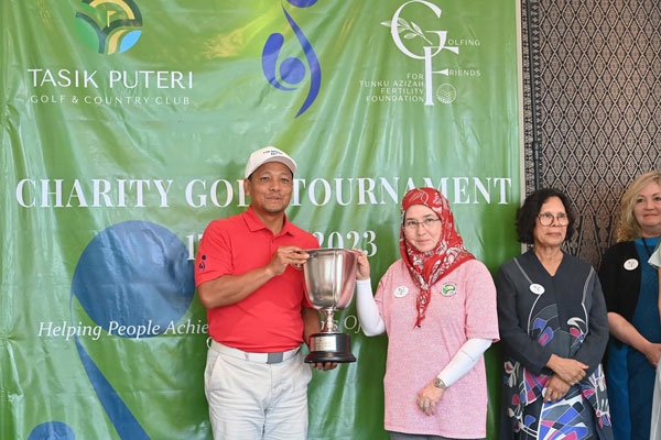 东姑阿兹札（右）颁发奖杯给高尔夫球赛选手。（取自国家王宫面子书）