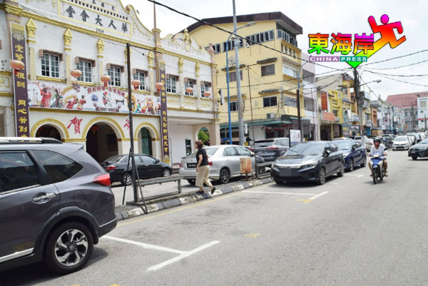 市议会已委任承包商在文冬崔贤街大会堂前路中划上泊车位。