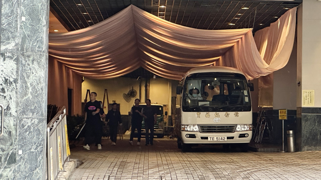 工作人员忙于打点。