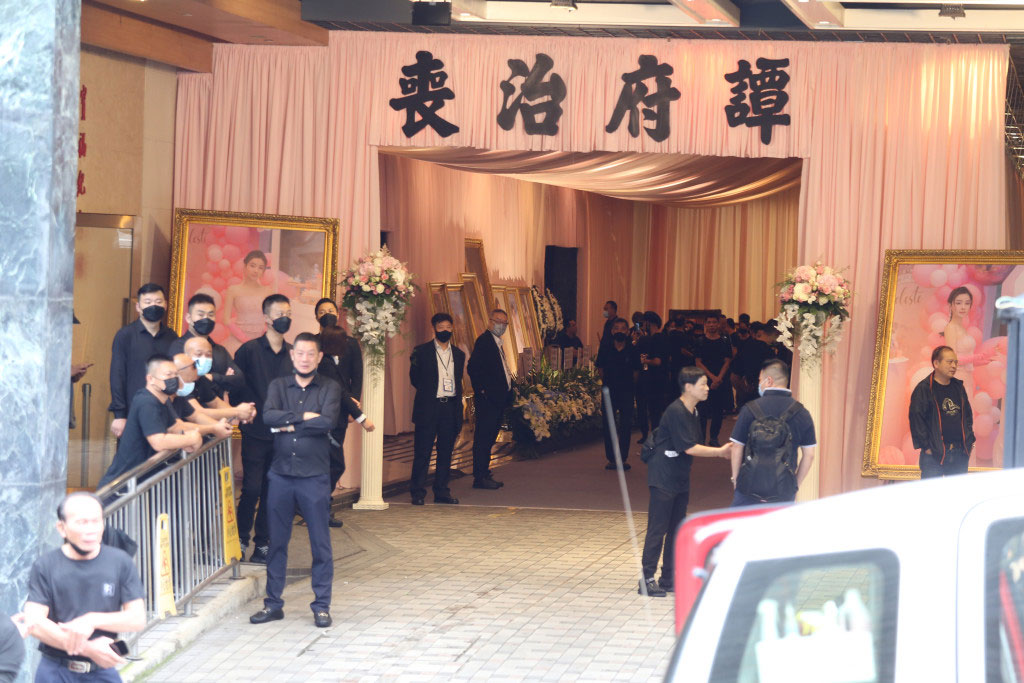 蔡天凤周一早举殡。