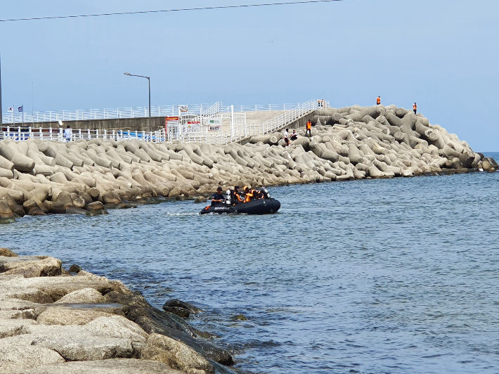 韩国海洋警察曾派救难队等人力搜救落海失踪的安姓妇女。