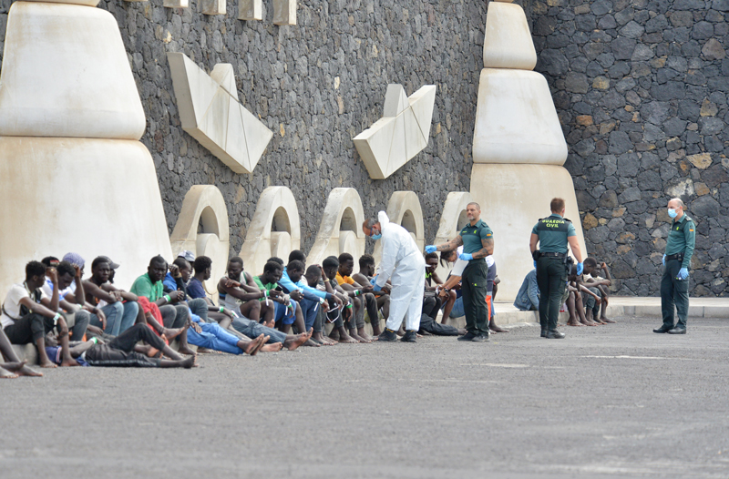 获救的难民周四抵达西班牙拉雷斯廷加港口。（欧新社）