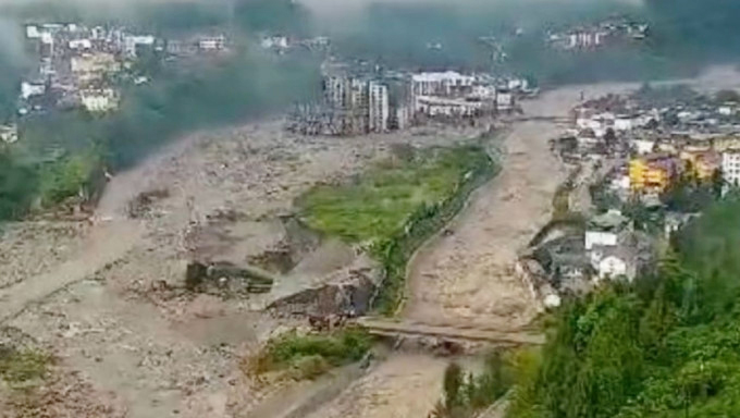汶川山洪暴发，引发泥石流灾害。